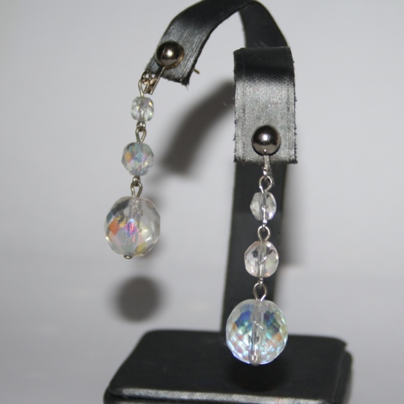 Vintage Jewelry - Beautiful vintage crystal danging earrings